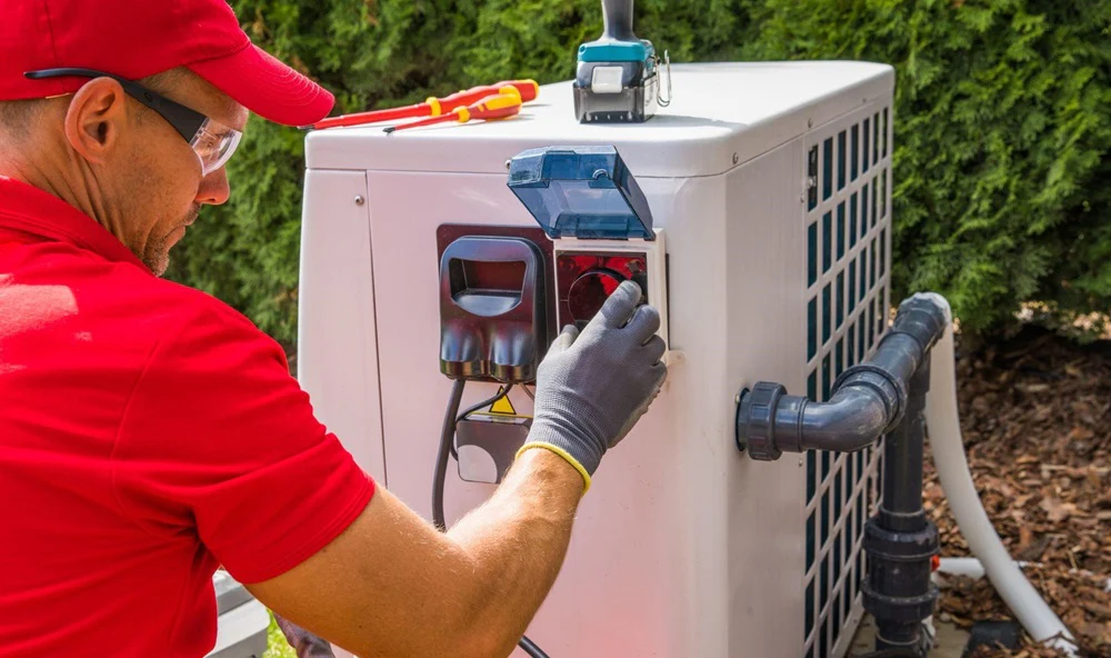 Technicien effectuant l'entretien d'une unité de climatisation