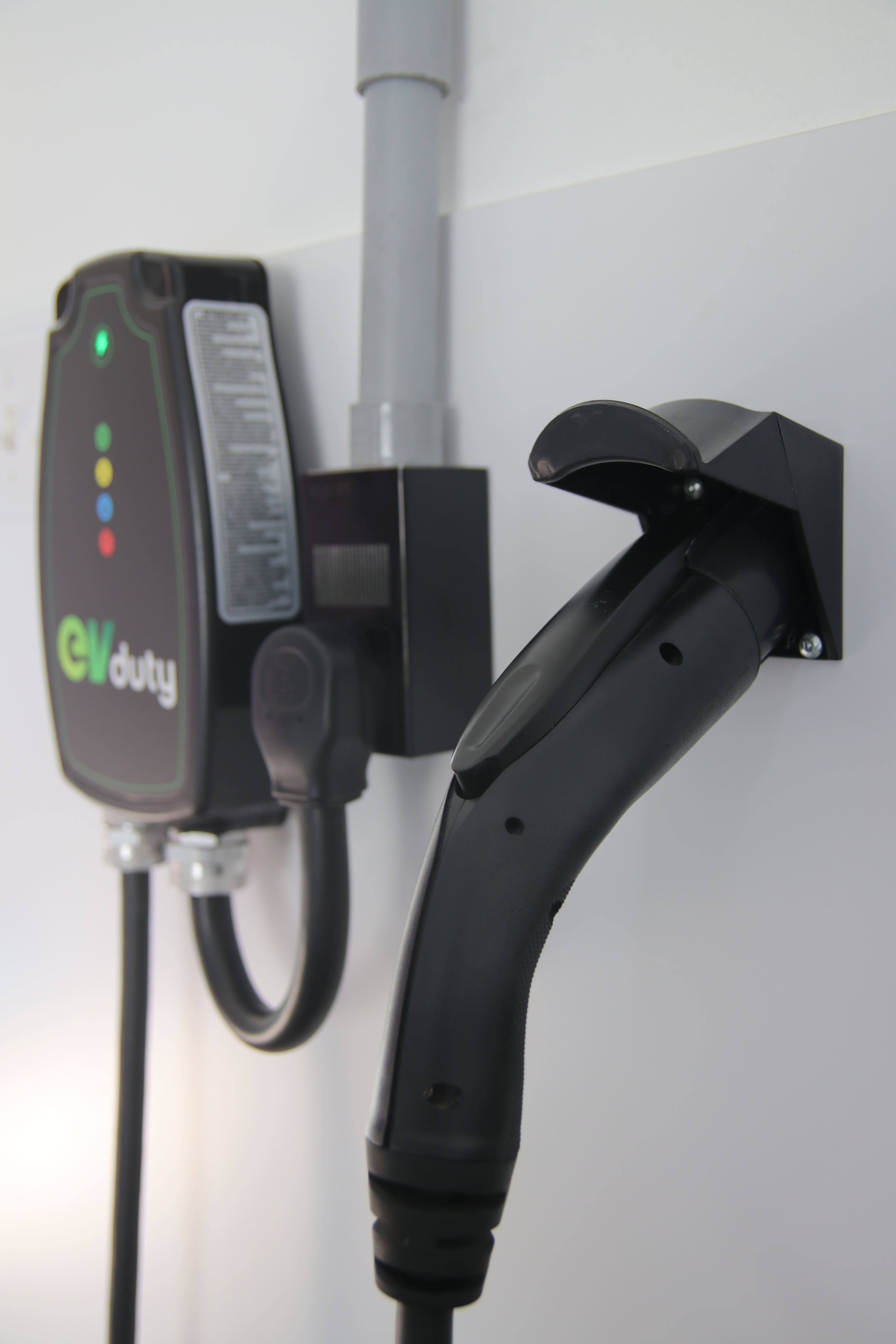 Borne de recharge résidentielle et son connecteur