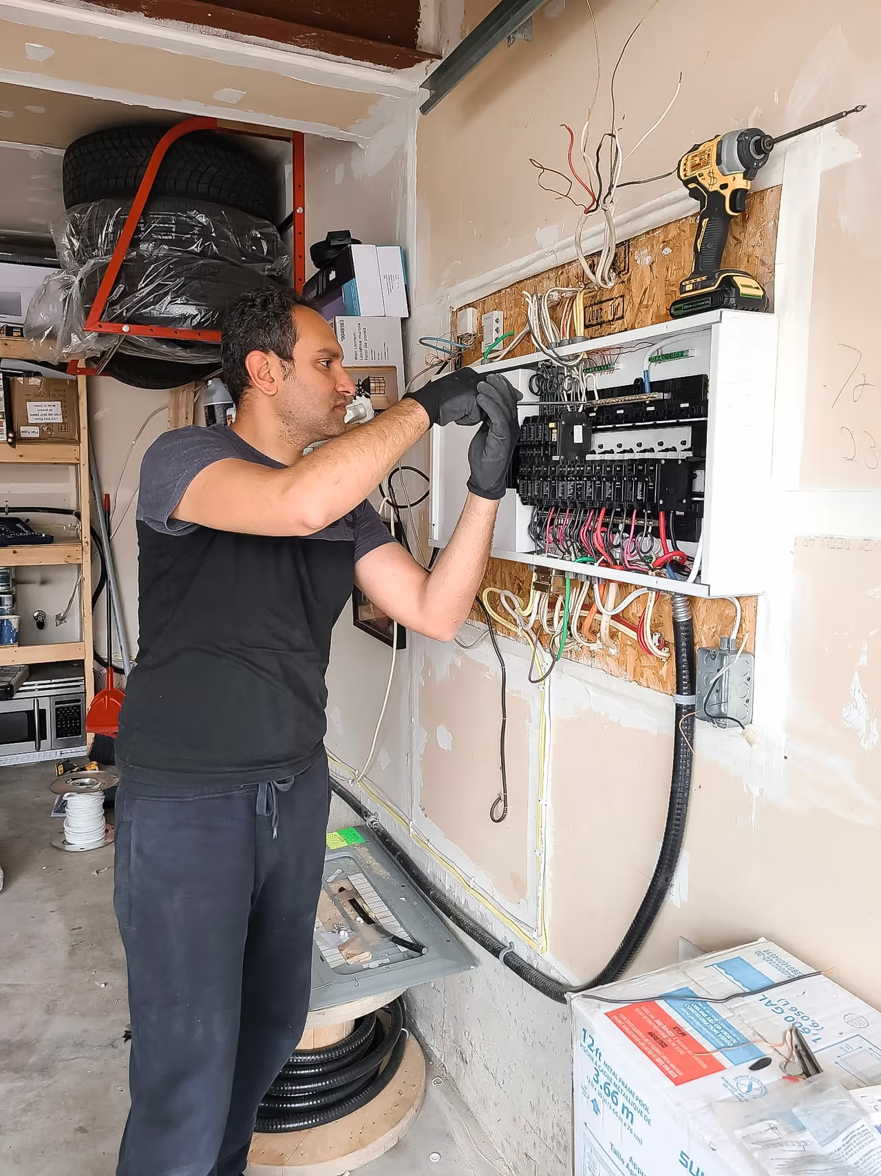 Installation d'un panneau électrique dans un bâtiment