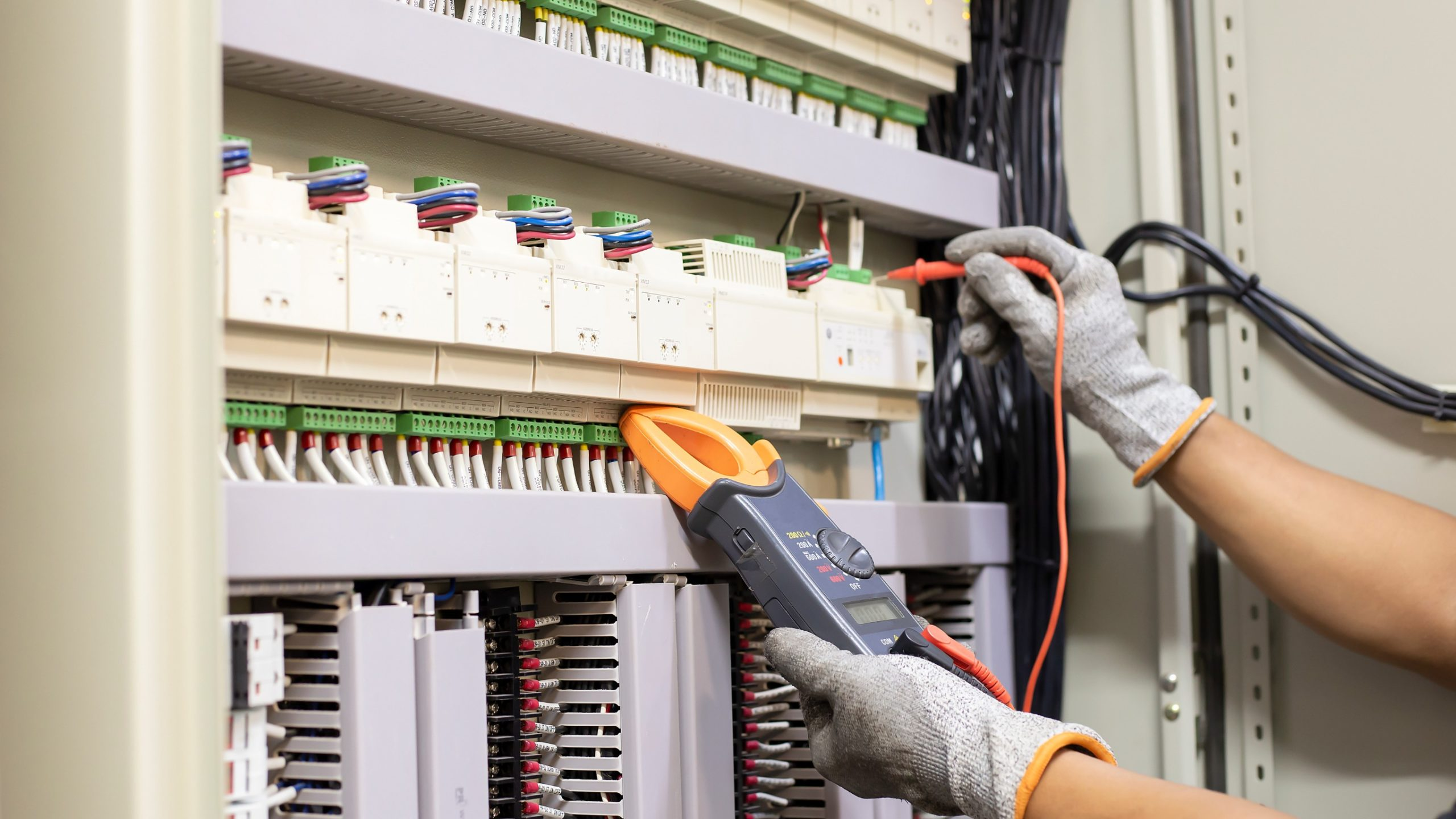 Vérification d'une armoire de distribution électrique industrielle