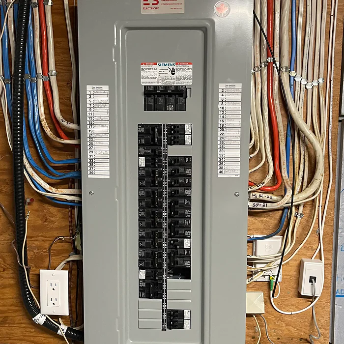 Panneau de disjoncteurs et câblage électrique d'un bâtiment